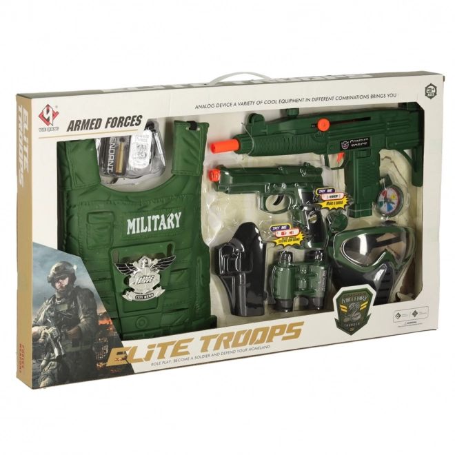 Set militare con giubbotto, fucile e binocolo