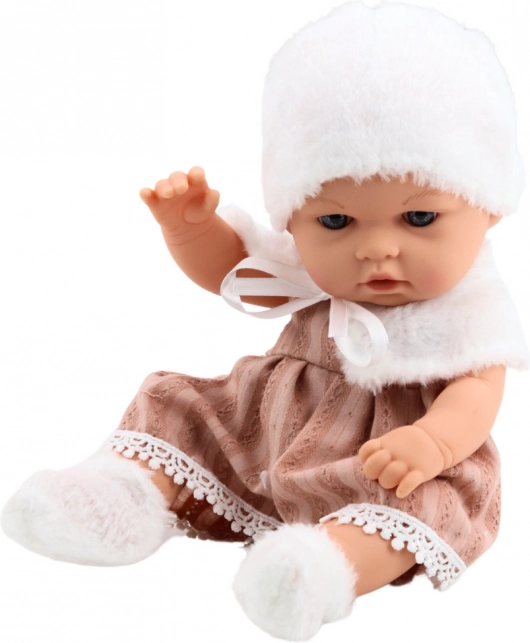 Bambola bebè in vestito beige con berretto e colletto