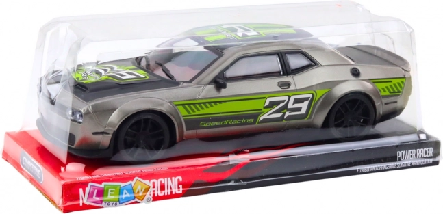 Auto sportivo con trazione posteriore argento-verde