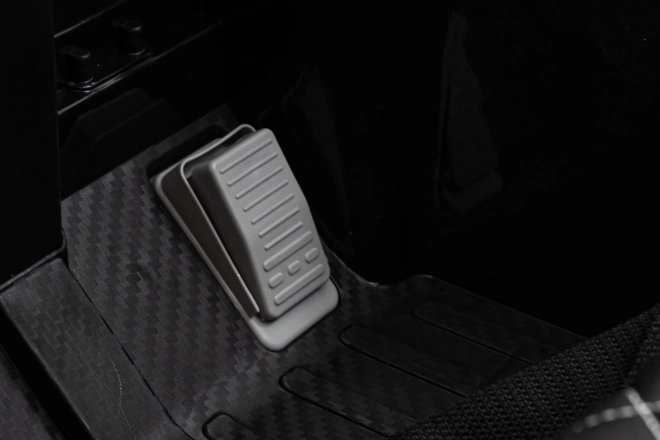 Mercedes AMG G63 per bambini nero + telecomando + MP3 LED + partenza lenta + EVA + cinture di sicurezza