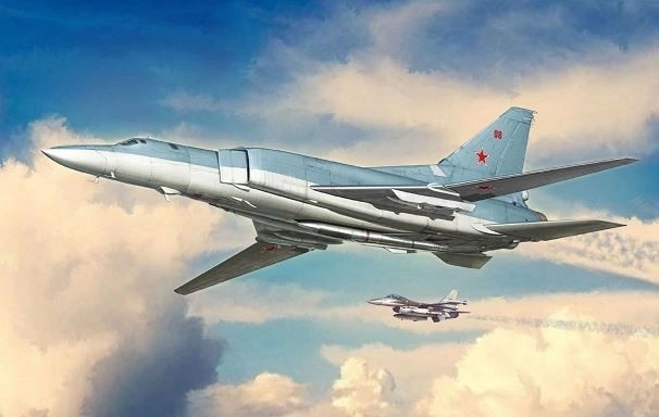 Modello in plastica Tu-22M2 Backfire in scala 1/72