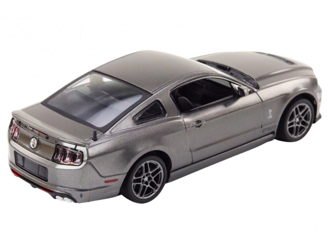 Auto Ford Shelby GT500 in scala 1:24 con motore argento