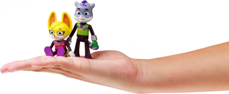 Due eroiche figurine con “ali”