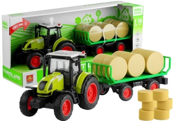 Trattore verde con rimorchio e fieno