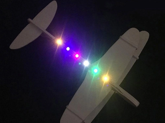 Aereo giocattolo in polistirolo con luci LED e motore USB