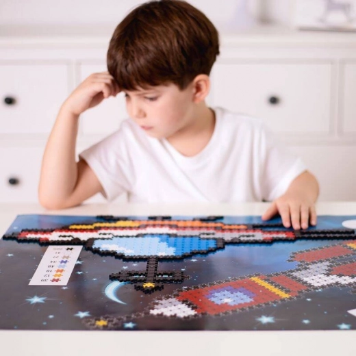 Temi spaziali in stile pixel art