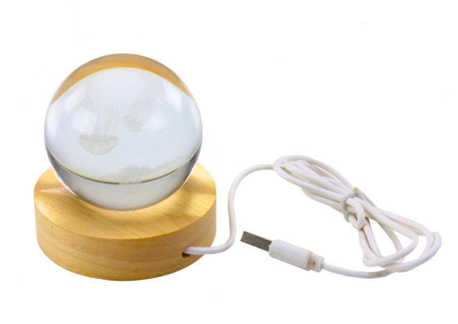 Lampada 3D a sfera in cristallo con medusa e base in legno