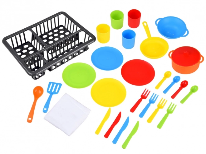 Set da cucina con pentole, piatti e scolapiatti
