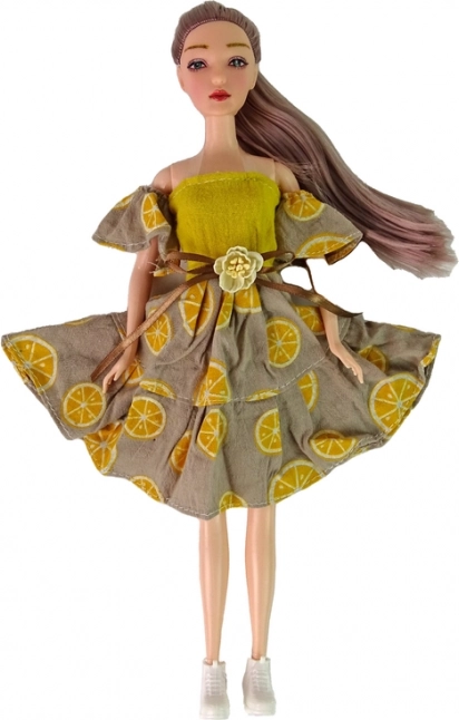 Bambola alla moda con vestito agli agrumi