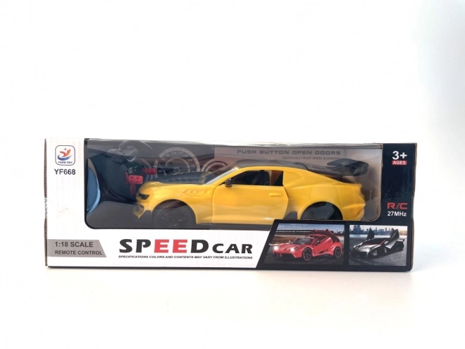 Auto telecomandato sportivo giallo in scala 1:18