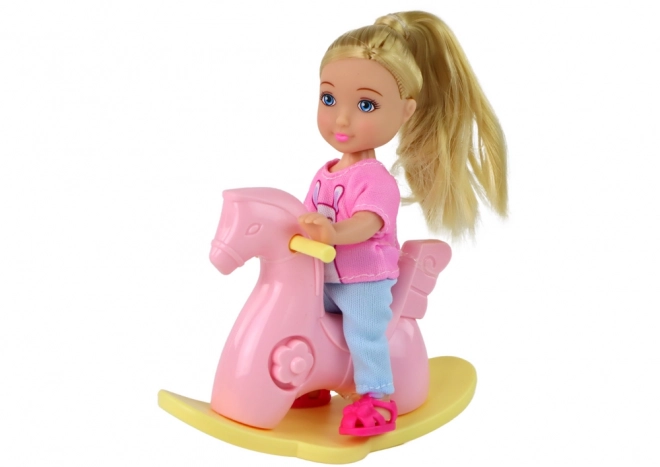 Bambola per Bambini su Cavalluccio a Dondolo Rosa