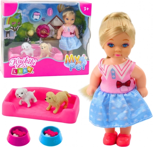 Mini bambola con due cagnolini e scodelle
