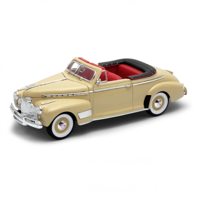 Modellino Chevrolet Special Deluxe 1941 in scala 1:24 crema