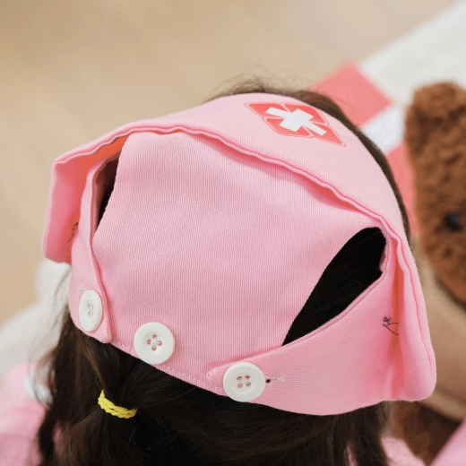 Cappellino con croce per un look completo