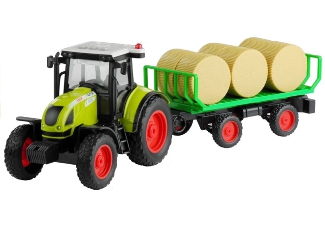 Trattore verde con rimorchio e fieno
