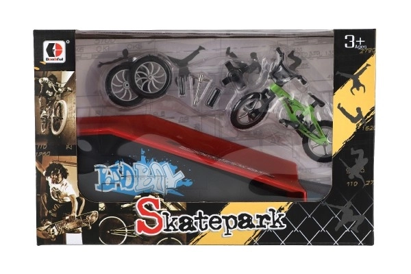 Pista da skate con bicicletta a dita e rampa con accessori