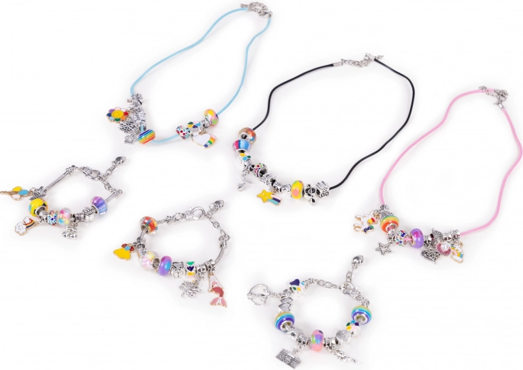 Perline colorate e ciondoli magici