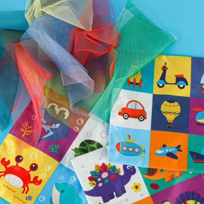Box sensoriale Montessori con fazzoletti colorati e animaletti