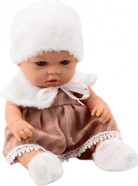 Bambola bebè in vestito beige con berretto e colletto