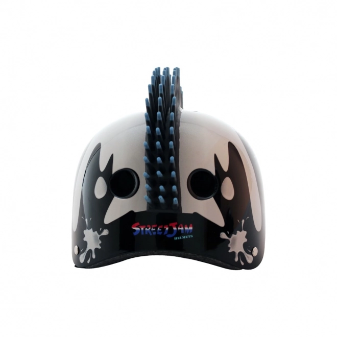 Casco nero per ciclisti e skateboarder