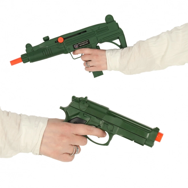 Set militare con giubbotto, fucile e binocolo