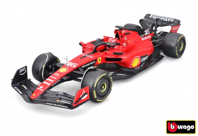 Modello Ferrari Scuderia SF-23 con pilota