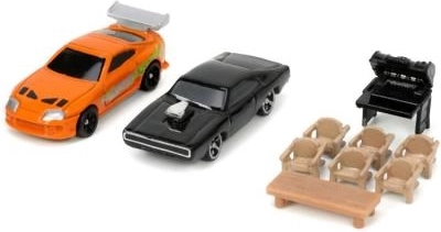 Due nano macchinine in metallo