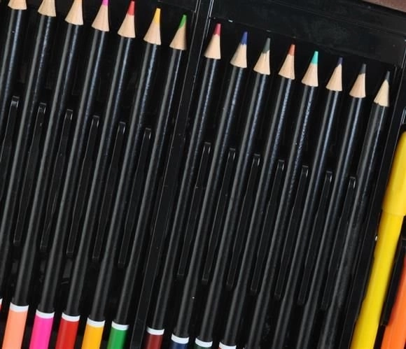 Set Da Disegno E Pittura Con 81 Pezzi In Valigetta