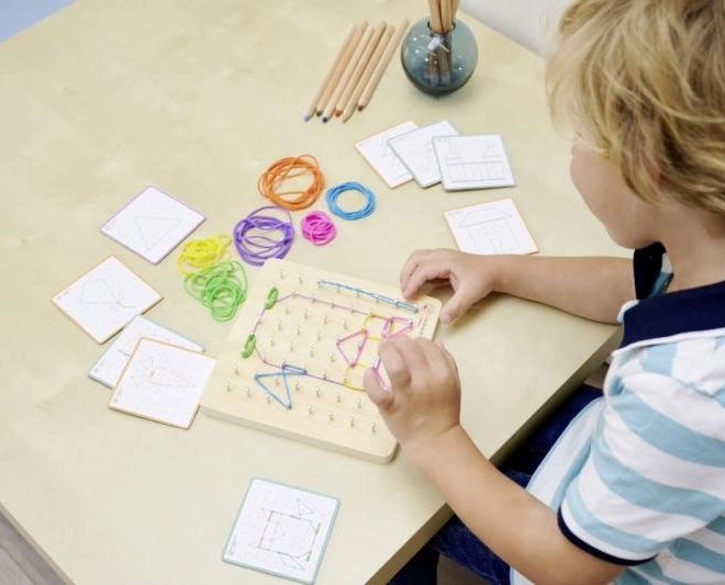 Tavola geometrica Montessori con elastici colorati
