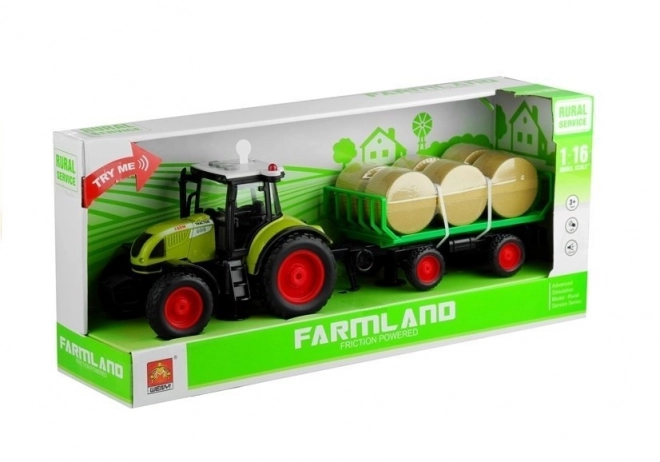 Trattore verde con rimorchio e fieno