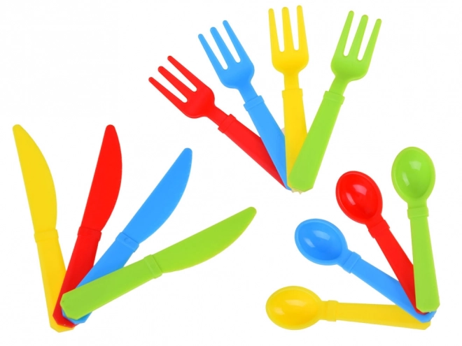 Set da cucina con pentole, piatti e scolapiatti