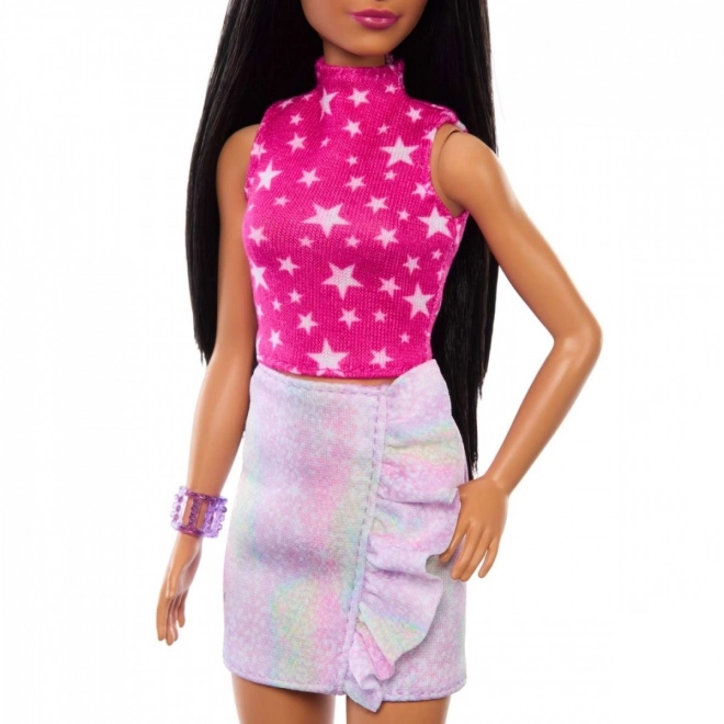 Barbie modella con gonna lucida e top rosa con stelle