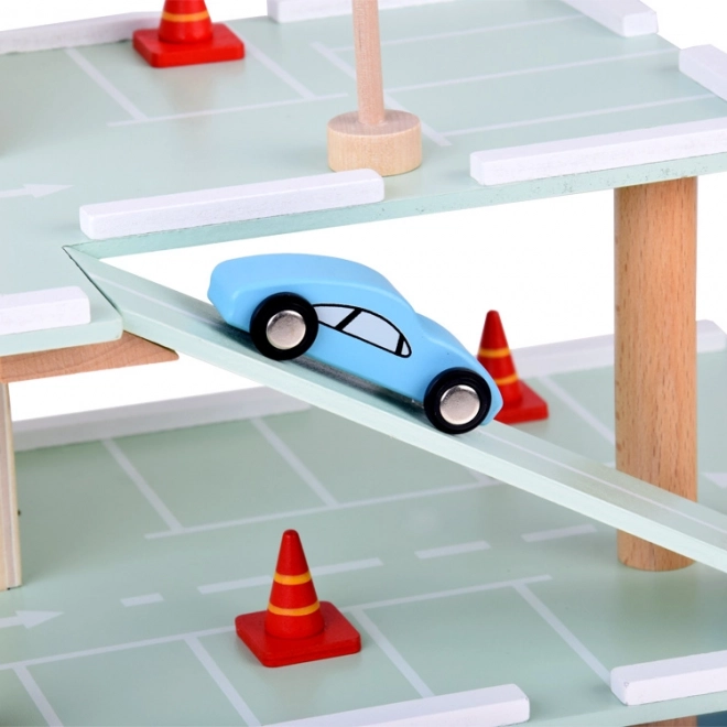 Garage per parcheggi a più livelli in legno con ascensore e automobili