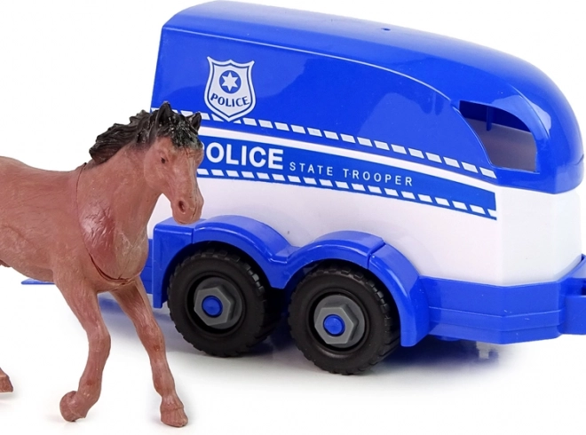 Trasporto del cavallo della polizia come nella realtà