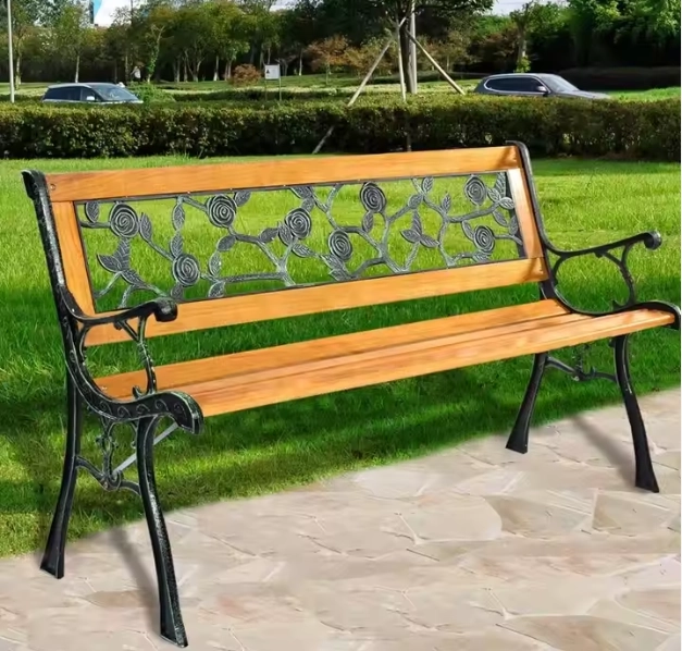 Panchina da giardino in legno con telaio e schienale in metallo
