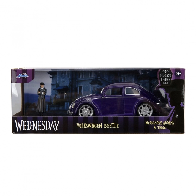 Volkswagen Maggiolino 1972 con figura di Wednesday