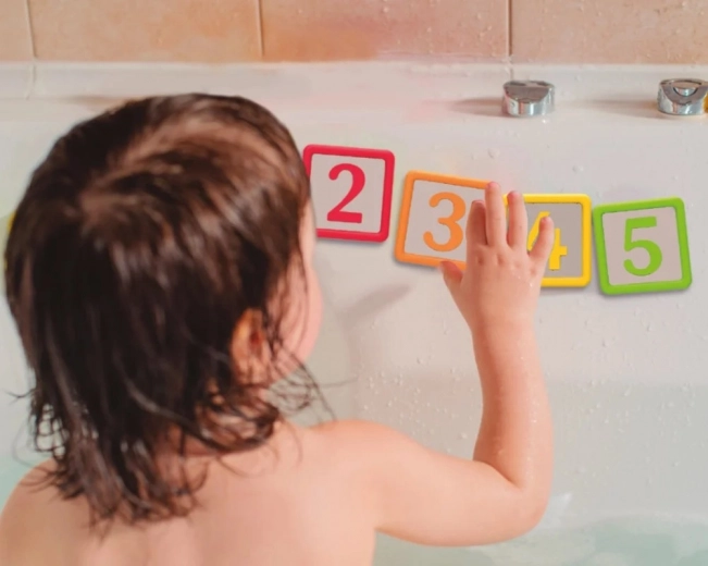 Divertimento colorato nella vasca da bagno