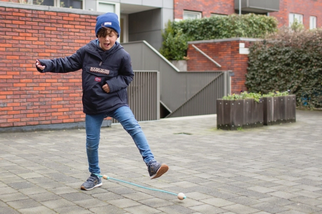 Gioco con la corda da salto alla caviglia per bambini