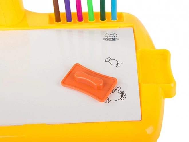 Tavolino da disegno per bambini con proiettore e pennarelli