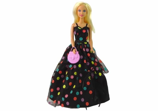Elegante abito a pois e accessori alla moda