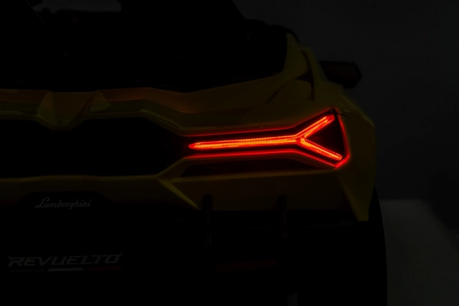 Auto giallo Lamborghini Revuelto XL