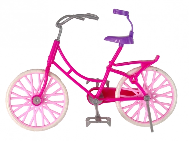 Bambola in bicicletta rosa