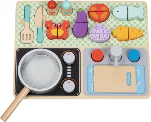 Cucina in legno con accessori per il piccolo chef