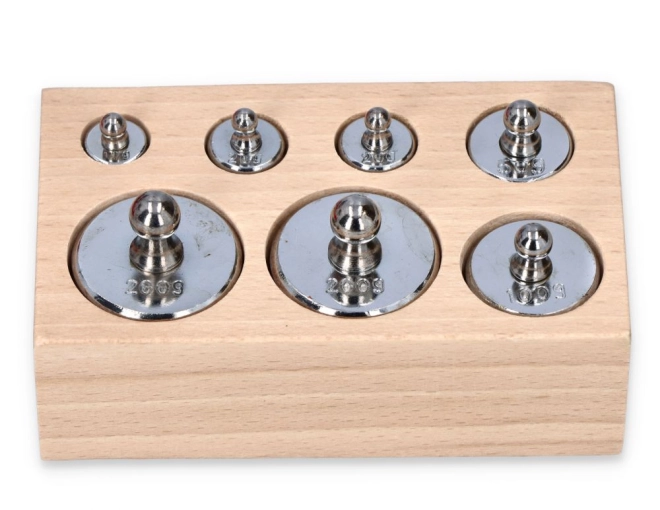 Set di sette pesetti in metallo