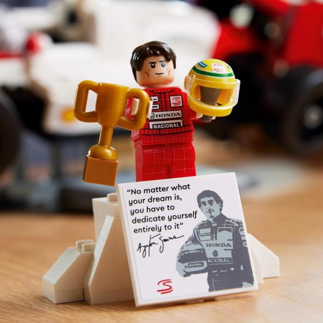 Minifigure di Ayrton Senna con base a podio