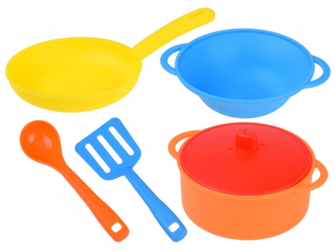 Set da cucina con pentole, piatti e scolapiatti
