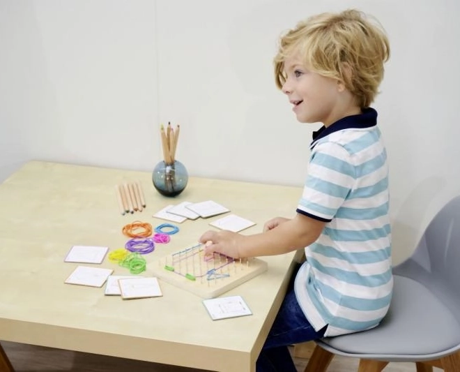Tavola geometrica Montessori con elastici colorati