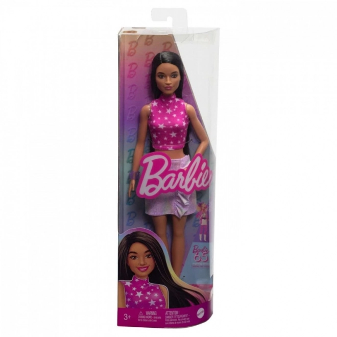 Barbie modella con gonna lucida e top rosa con stelle