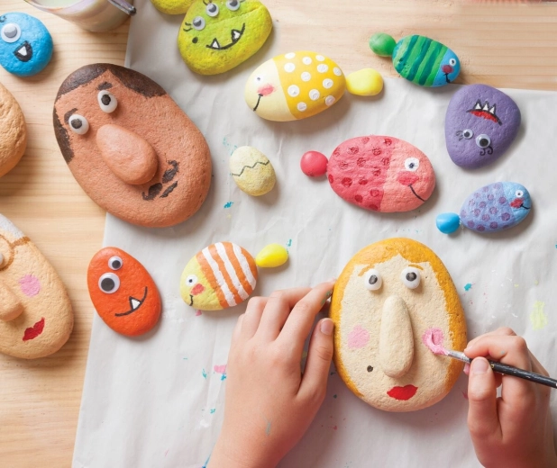 Ciottolini allegri con occhi e dettagli 3D