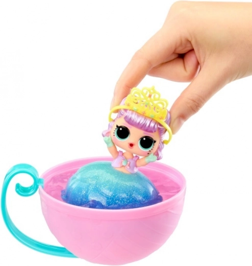 Magica trasformazione di colore in acqua